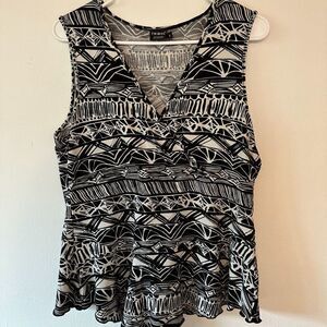 Tribal  Brand Women’s Black & White Vneck top in large